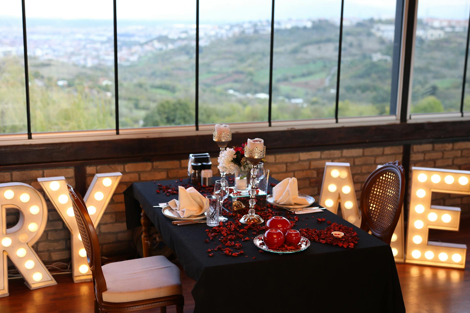 Kerzenlicht-Dinner am See