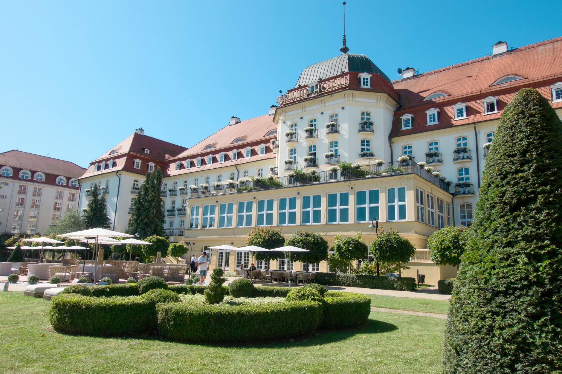 Hotelanlage im Sommer